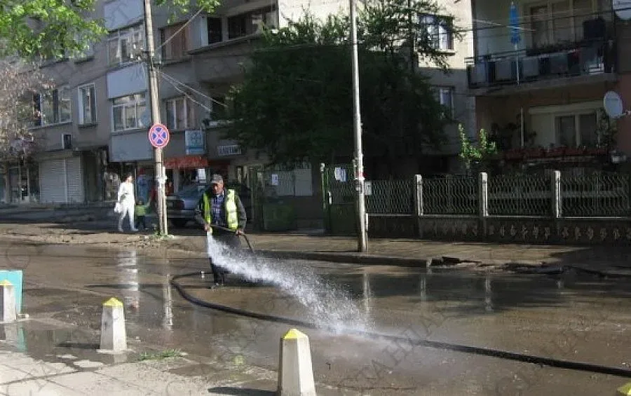 Мият улиците в Панагюрище