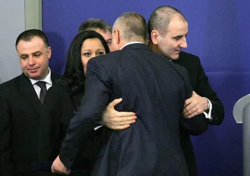 Властта каза сбогом с писалки "Паркер"   