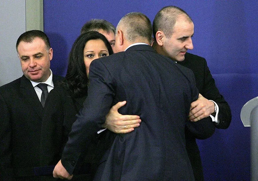 Властта каза сбогом с писалки "Паркер"