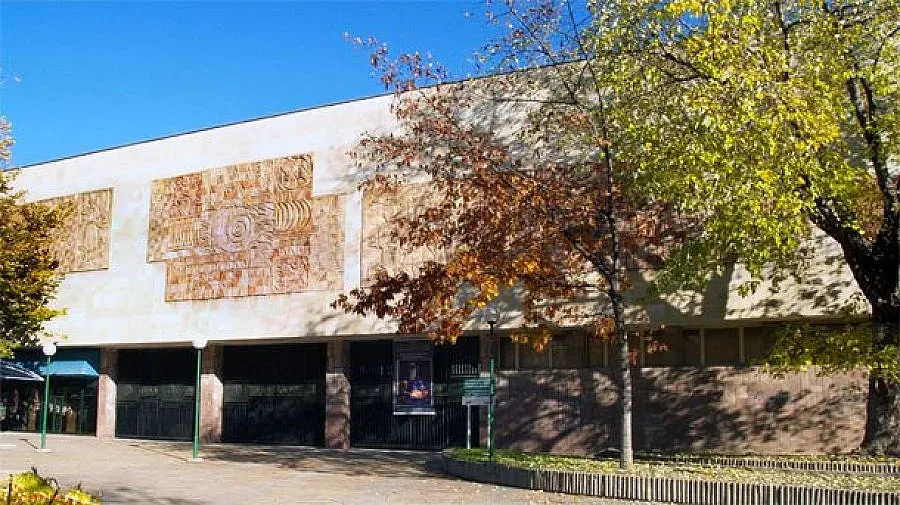 Деца минават "През вековете"