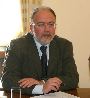 Безпартийният екип ще свали напрежението