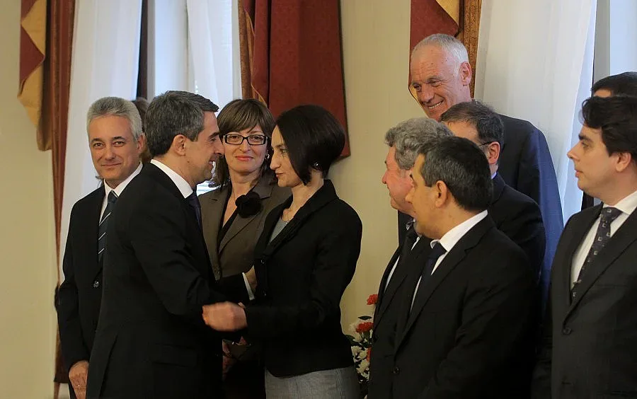 Много дипломи и без партийни книжки