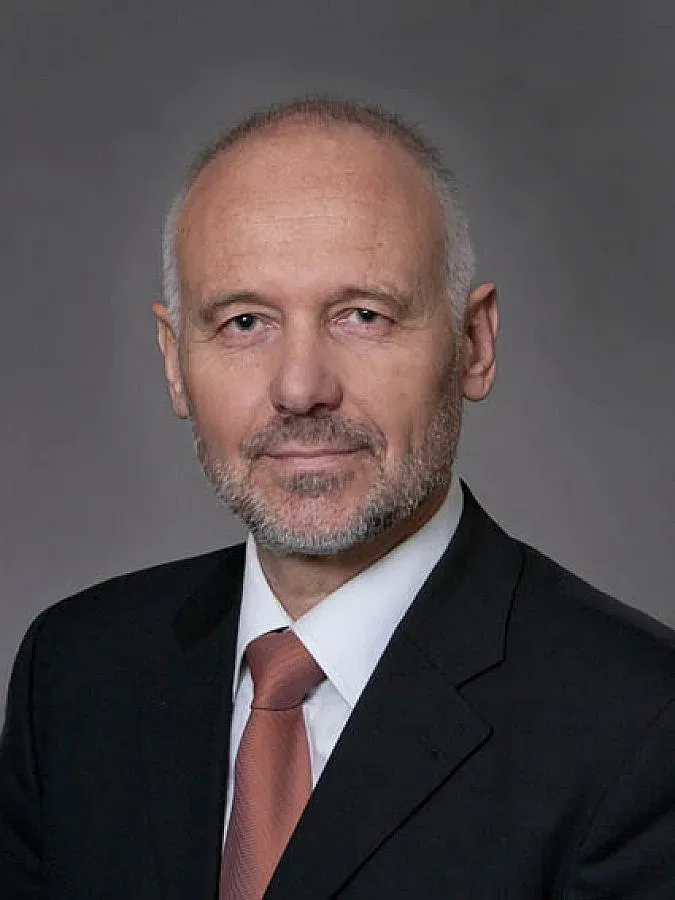 Военният министър с книги на арабски