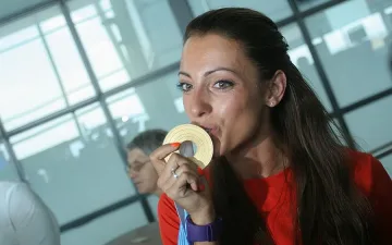 Агаси помага на Ивет Лалова