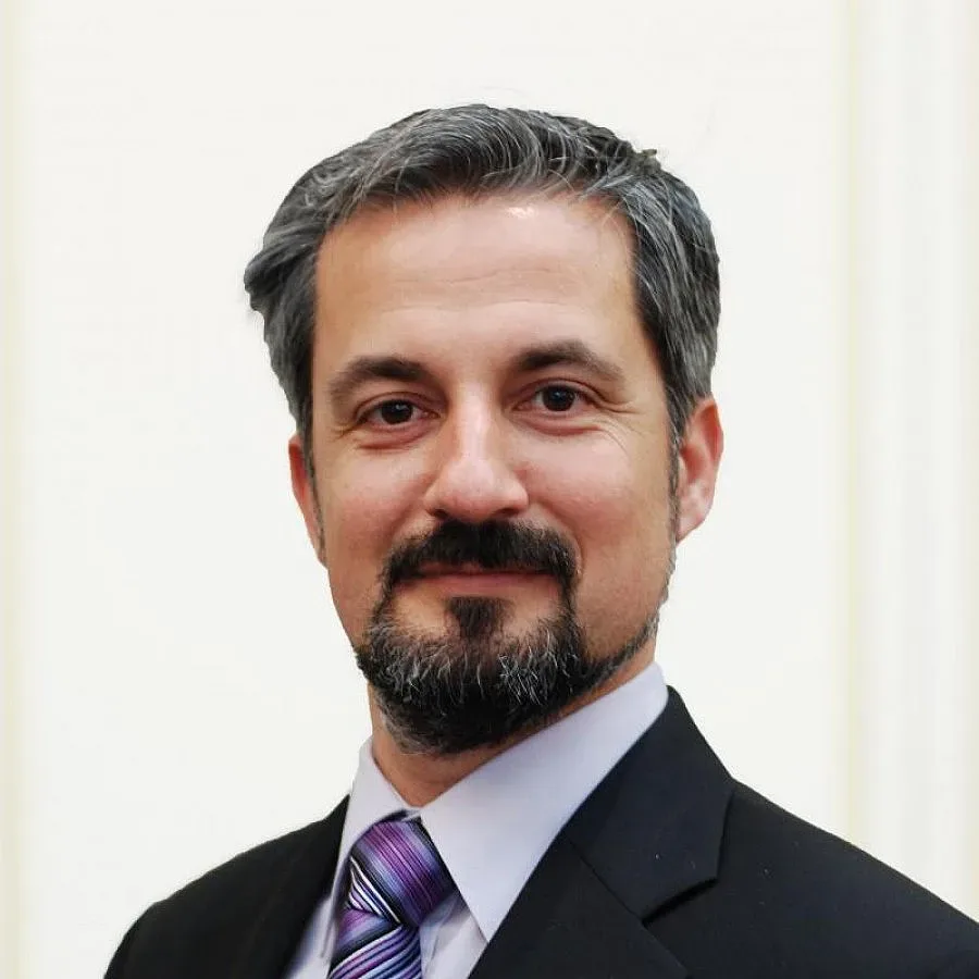 Шефът на е-правителството с диплома от Пекин