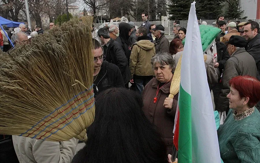 Протестиращи: Опитват се да ни излъжат с премиер от Париж