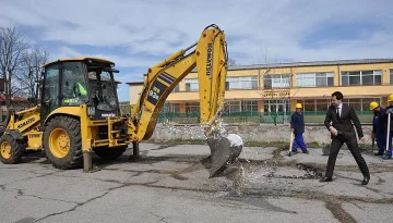 Настаняват 12 сираци в нов дом
