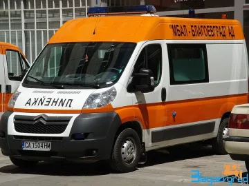 Фелдшер бие майка на болно дете
