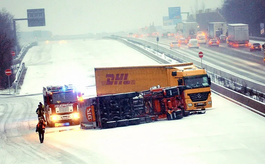 Снежна стихия връхлетя Германия и Белгия