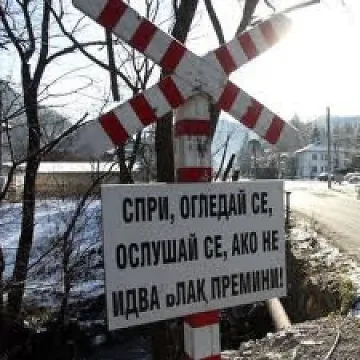 Влак помля двама в  кола на прелез