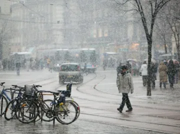 Снежна буря затрупа Франция