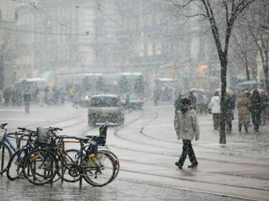 Снежна буря затрупа Франция