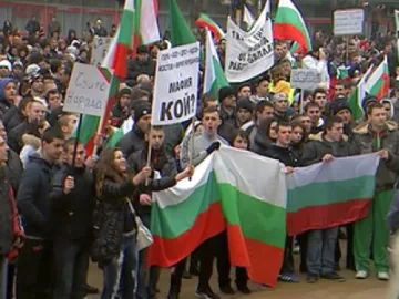 Изпращат депутатите с метли и лопати
