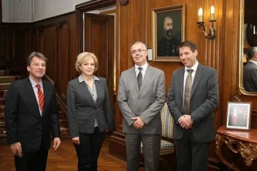 Жена поема МВР