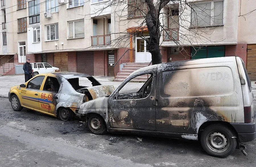 Подпалиха колите на двама бизнесмени