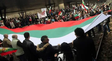 Плашат депутатите с метли и лопати