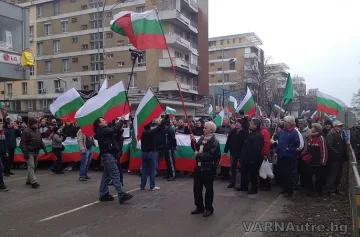 Блокираха Аспаруховия мост във Варна