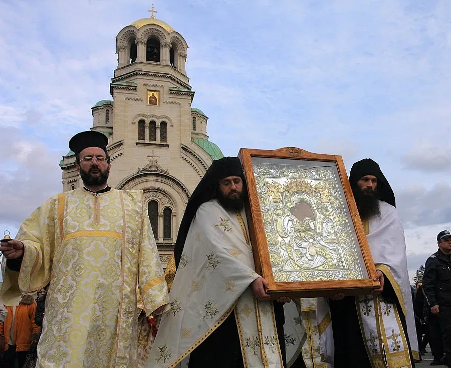 "Достойно есть" тръгва на път