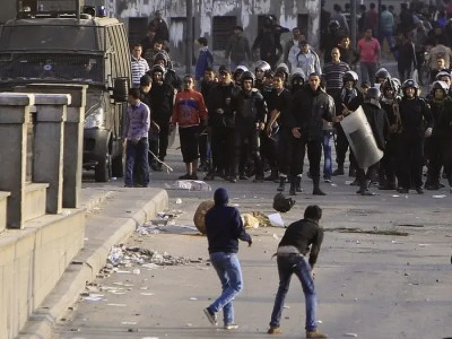 Фенове блокират Суецкия канал