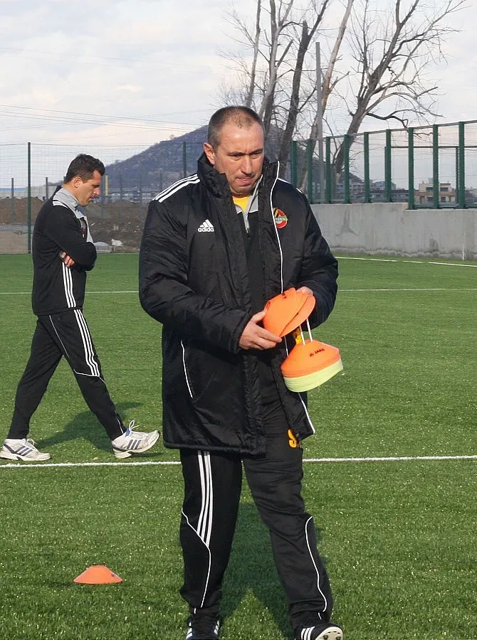 Червено рамо за "Ботев"