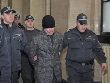 Брендо мълчи като риба в съда