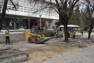 Сменят тротоари под липите