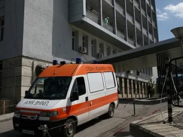 Кола удари първолак на пътя