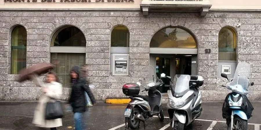 Говорител на банка падна от прозорец