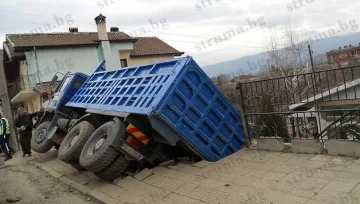 Камион пропадна в мазе