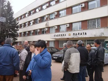 Металурзи обсадиха съда