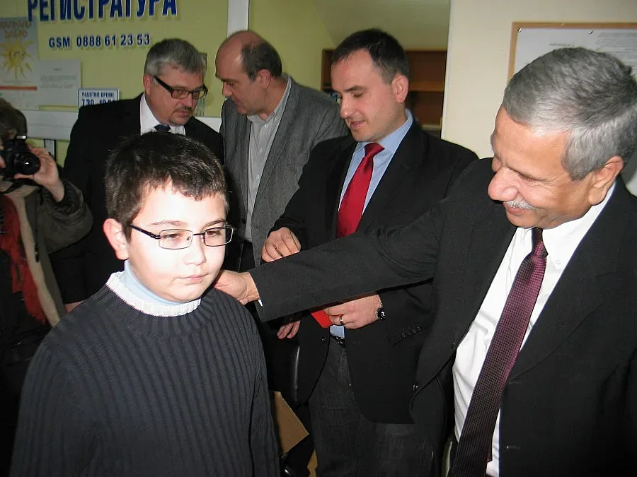 Посланик раздава детски очила