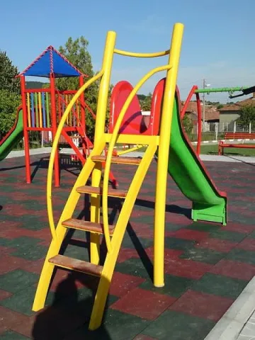 Ученици подариха пързалка на Дневен център
