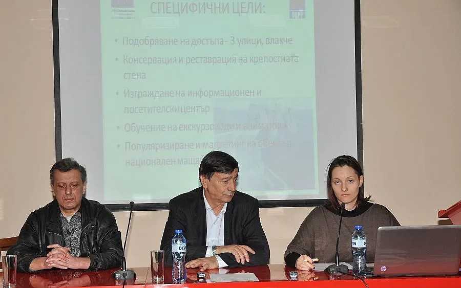 Туристически влак вози до крепостта “Калето”