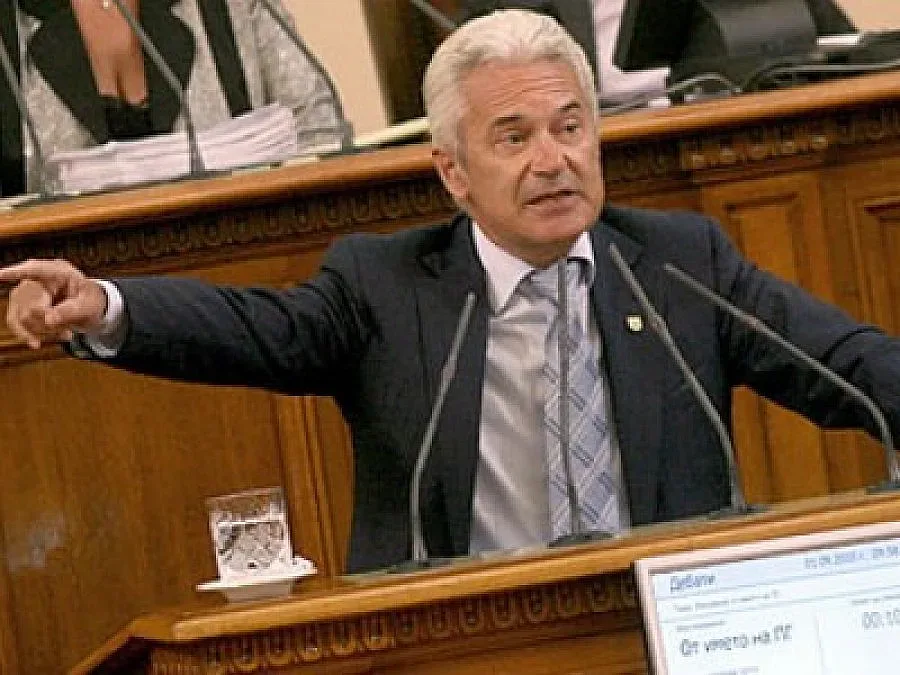 "Атака" напуска парламента