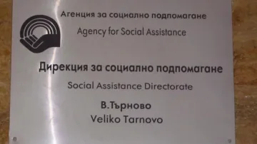 Сираци на протест заради чиновник