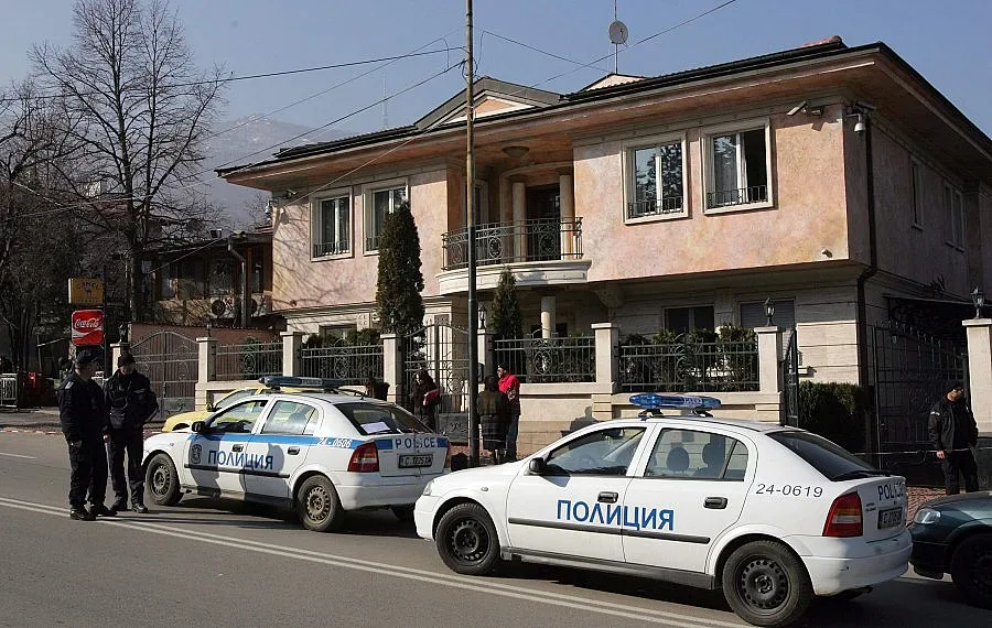 Вадят куршумите от гарда на Лара