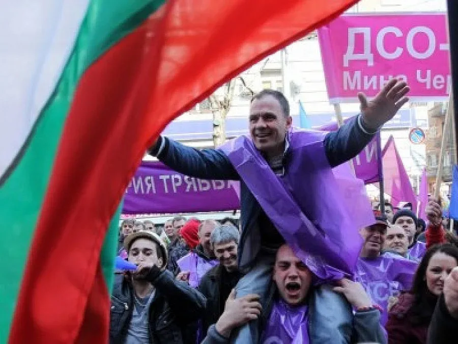 Миньорите смениха рудника със сериали