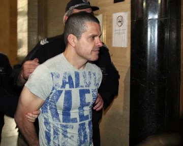 Поне 4 версии за отвличането на Лара