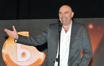 Милото удря рамо на "Славия"