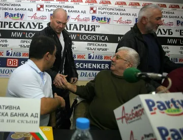 Шампиони в щангите подкрепиха борбата