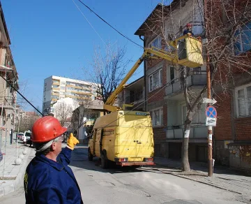 Баба цели полицай с камък заради резнат кабел   