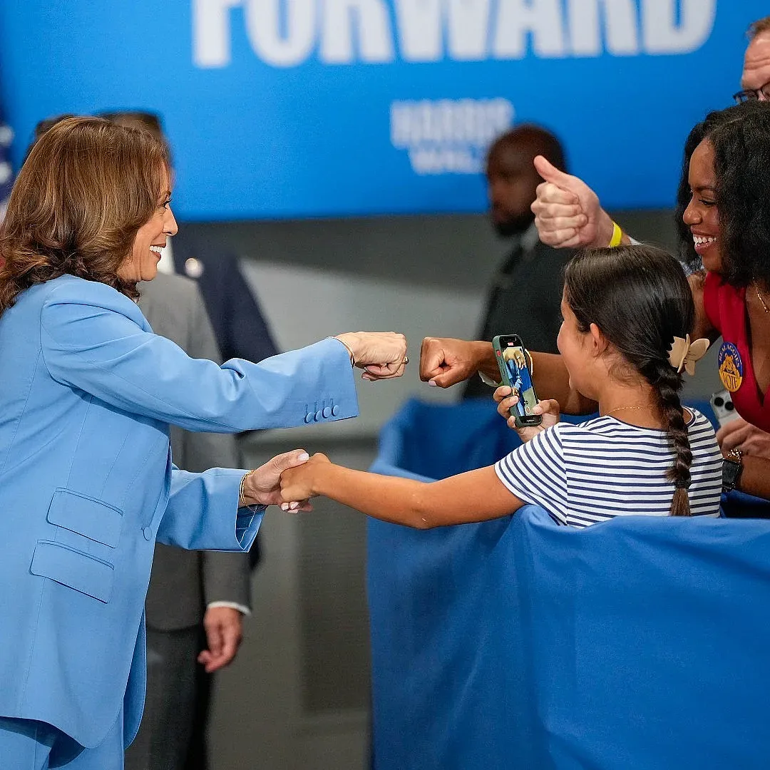 Големият знак дойде! Камала Харис изживява звезден миг