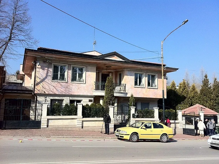 Отвлeкли Лара, за да сплашат Брендо