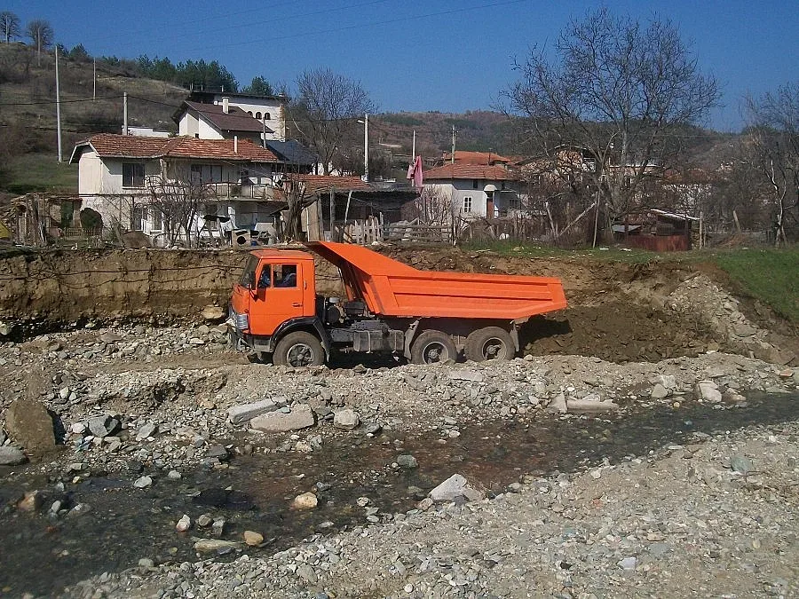 Спасяват село от опасна река