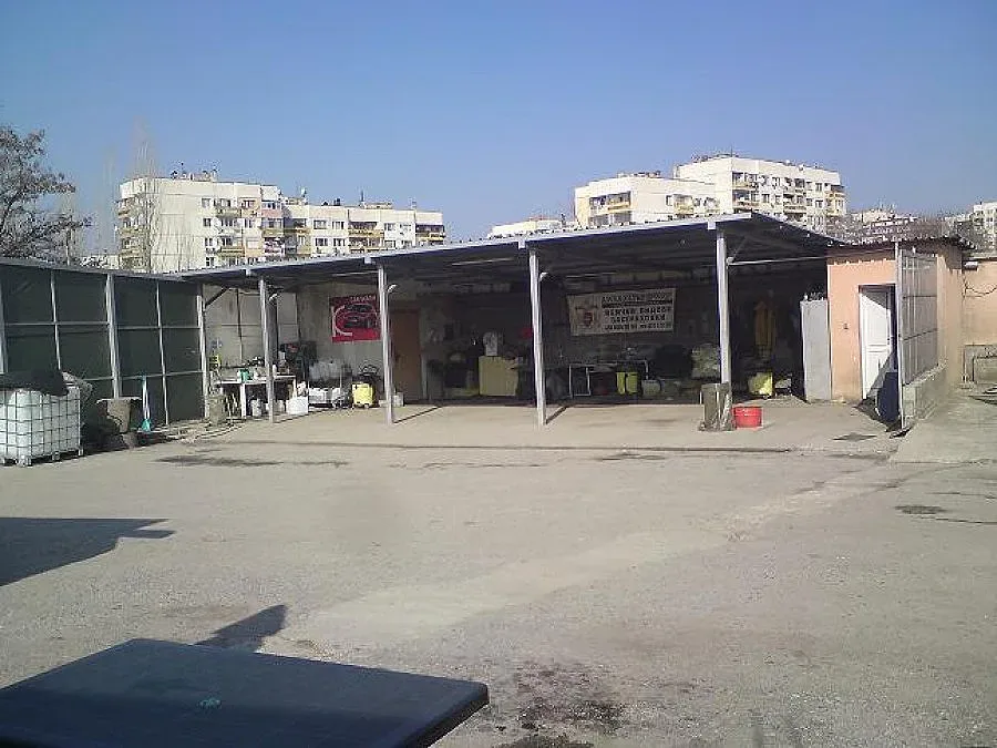 Гонят бизнесмени от автосервиз