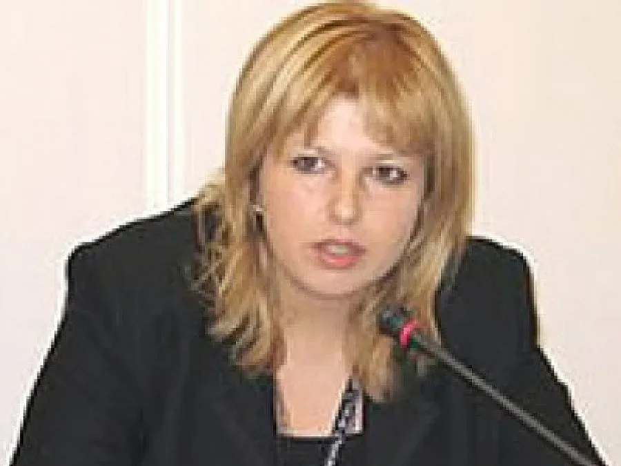 И Капон отваря листи за улицата