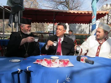 Кмет, поп и мюфтия пиха сладко кафе