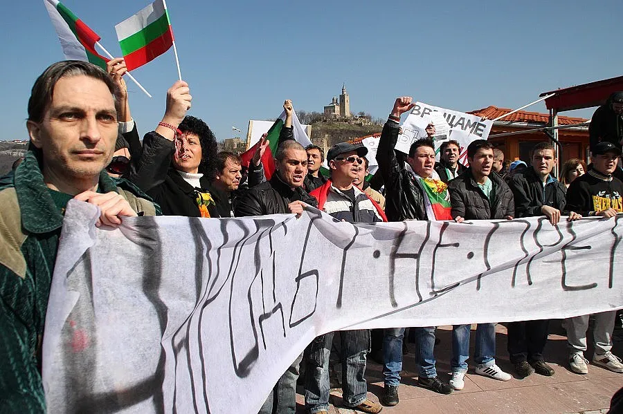Рапър надъхва протеста под Царевец