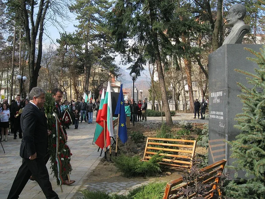 Откриха паметник на Яворов в Гоце Делчев