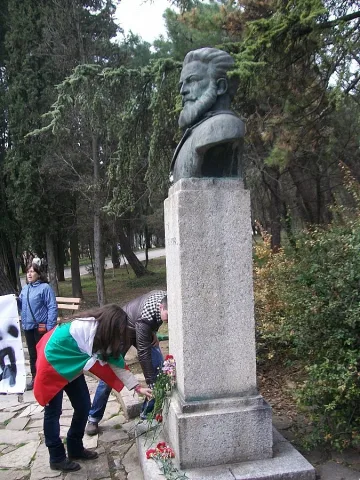 Протестиращи се поклониха пред паметника на Ботев